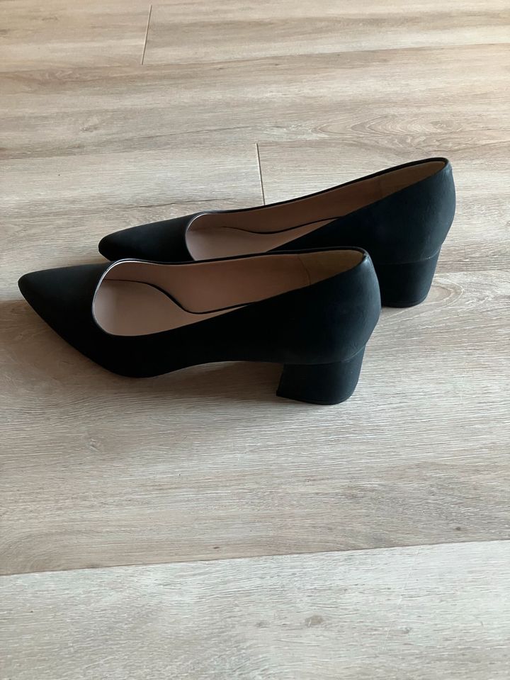 Ich biete schwarze Schuhe an, in Größe 41 in Kaufering