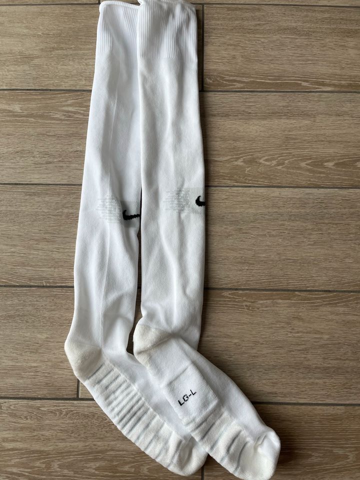 NEU Nike Herren Fußball Kniestrümpfe Socken extra lang Gr. L weiß in Gescher