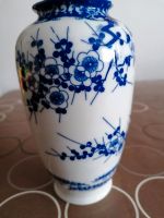 Weiß blaue Vase 18 cm hoch Frankfurt am Main - Bergen-Enkheim Vorschau