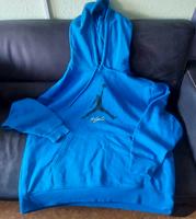1 Jordan schwarz/ 1 Jordan blau, einer kostet mit Versand 20€ Sachsen - Coswig Vorschau