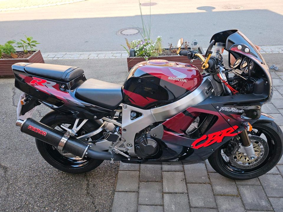 Honda Fireblade CBR 900RR SC28 in Nusplingen