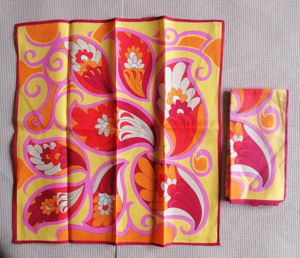 feines Tuch, 30x28 cm, interessanter Druck, (früher Taschentuch) in Burladingen