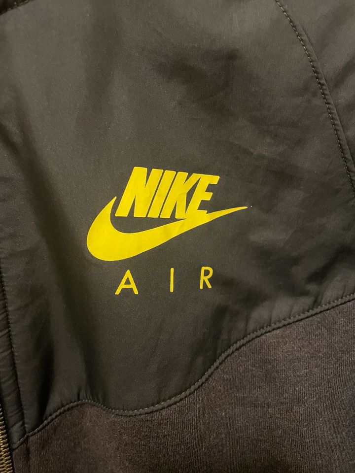 Nike Air Jacke / mit integrierter Kapuze in Kiel