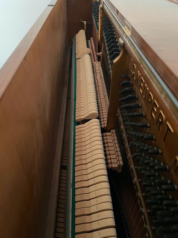 Klavier von Neupert - gut - Nußbaum in Kirchehrenbach
