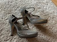 Tamaris Schuhe Pumps fast neu Silber Glitzer Baden-Württemberg - Endingen Vorschau