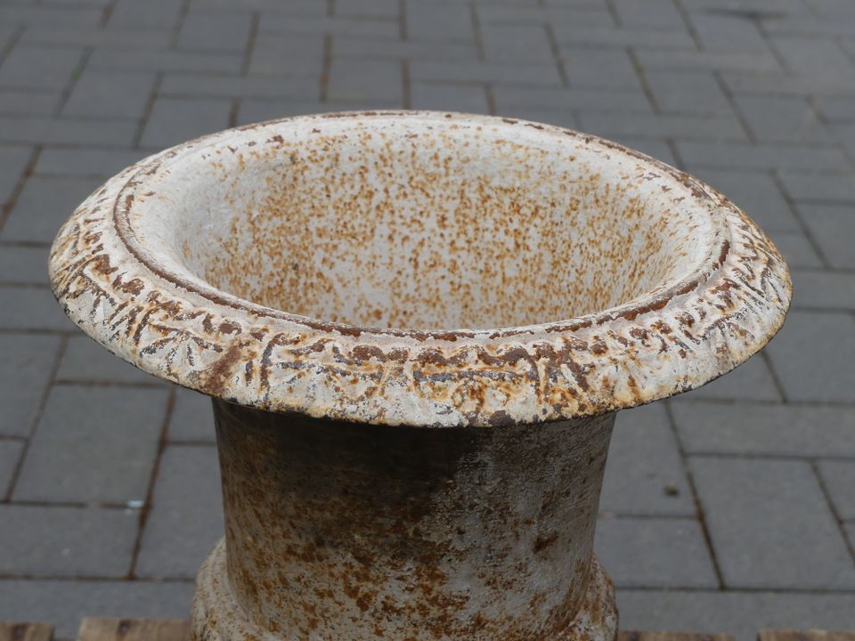 große alte französiche Vase Gusseisen mit Patina aus Frankreich in Wiesbaden