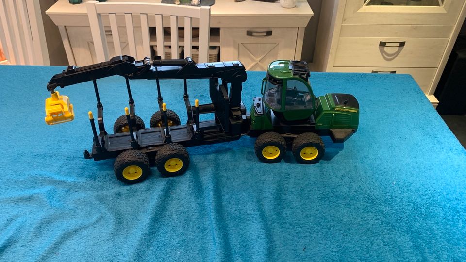 Bruder John Deere 1210E Rückezug Spielzeug Traktor mit Anhänger in Kaltwasser