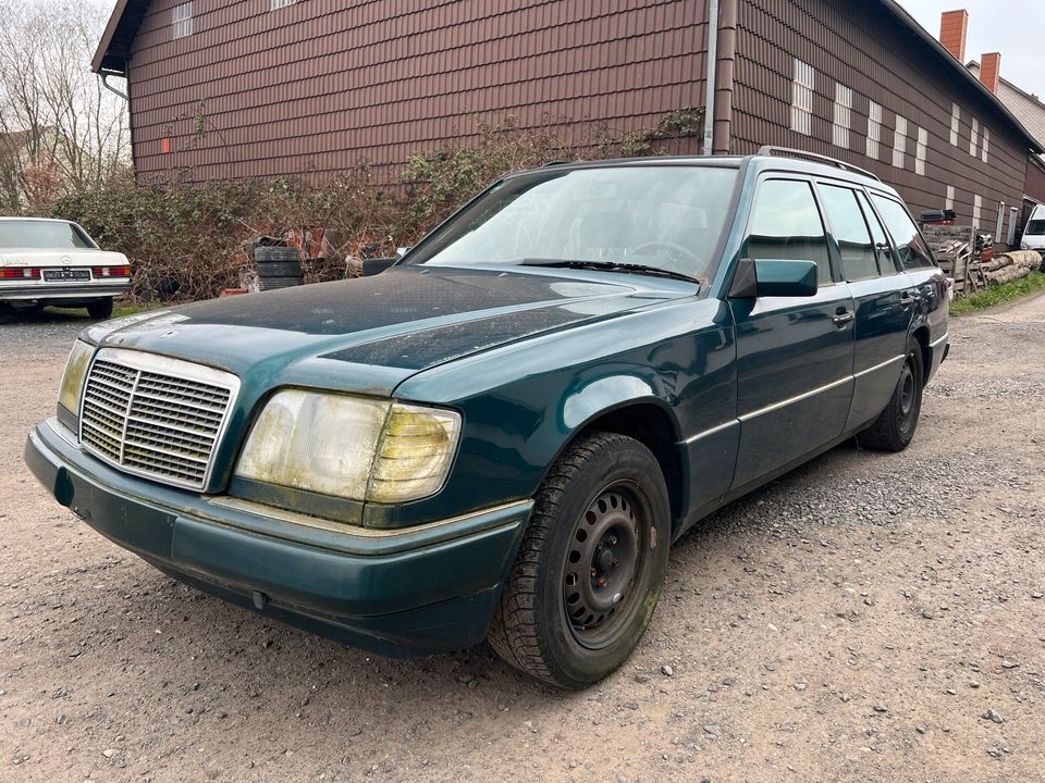 Mercedes Benz E200 T W 124 AHK Schiebedach in Gerstungen