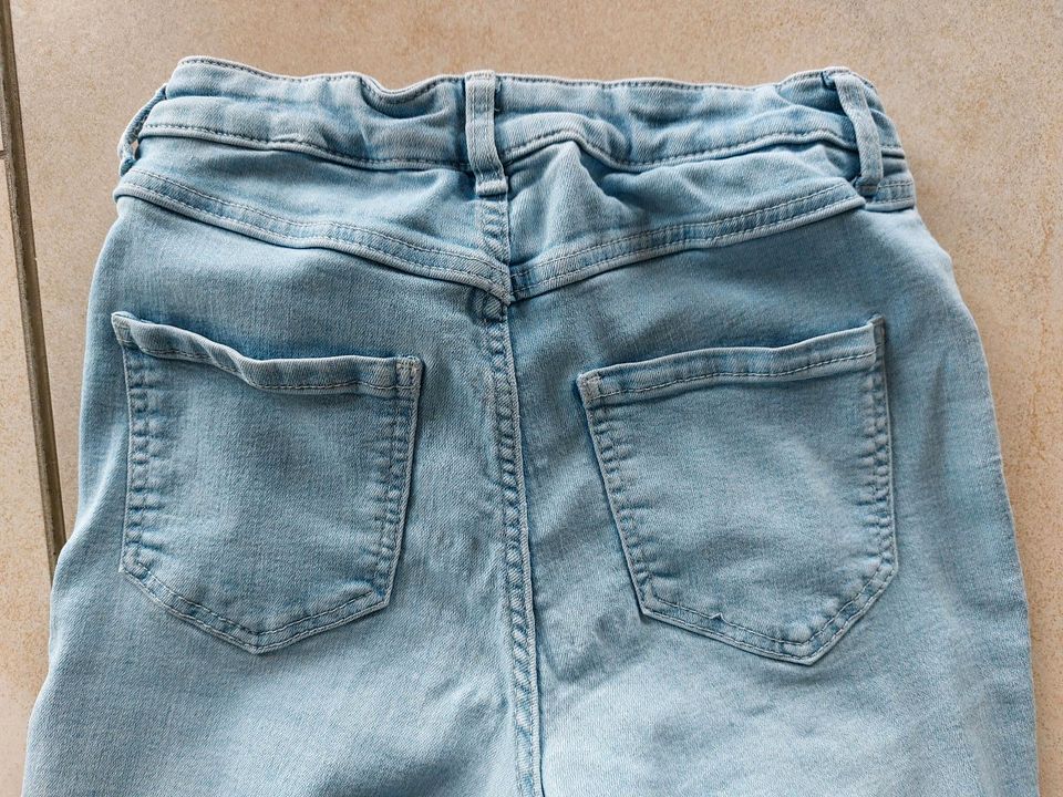 Jeans und Capri-Leggings von H&M in Gr. 140 und 146 in Gieboldehausen