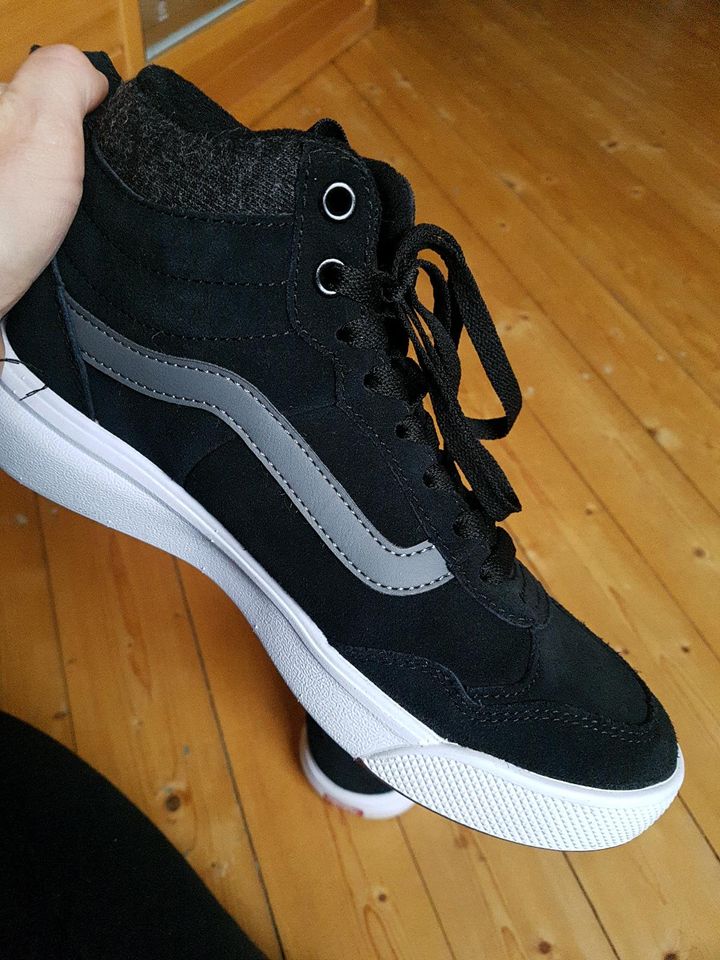 Vans Damen Winterschuhe gefütterte Sneaker neuwertig Gr. 37 black in  Nordrhein-Westfalen - Burbach | eBay Kleinanzeigen ist jetzt Kleinanzeigen