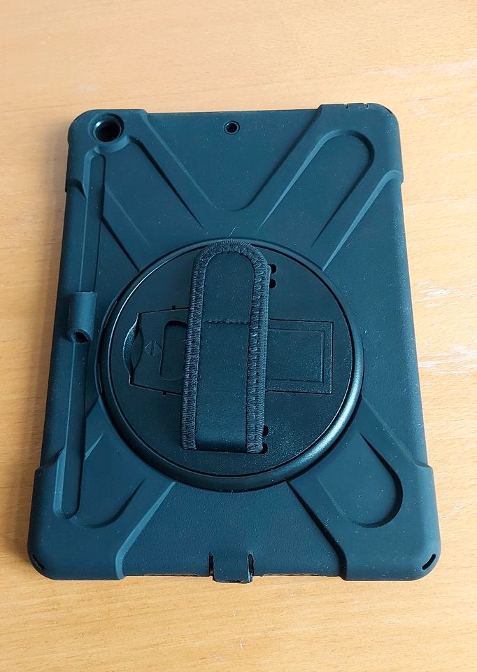 eStuff Chicago iPad 10.2 Case Full-Body Defender in Berlin