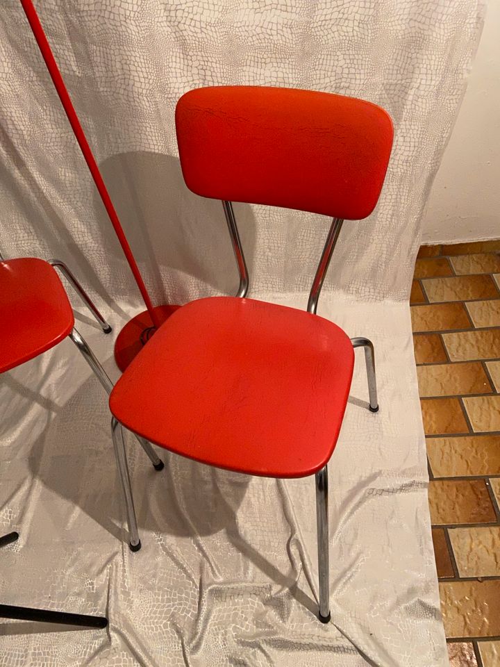 Rotes, bestehend aus zwei Vintage Stühlen, Hocker und Leuchte in Rheda-Wiedenbrück