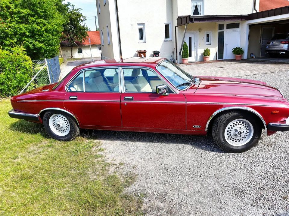 Oldtimer Jaguar Daimler-Double Six weinrot met. Zustand 2+' in Graben (Lechfeld)