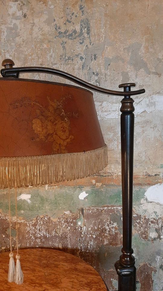 Stehlampe mit Marmortisch um 1900 Holz Vintage Antik in Berlin