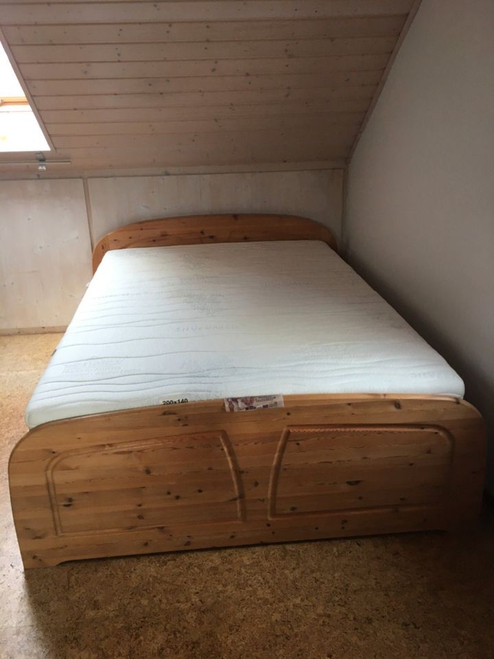Holzbett mit Lattenrost und Matratze in Wellheim