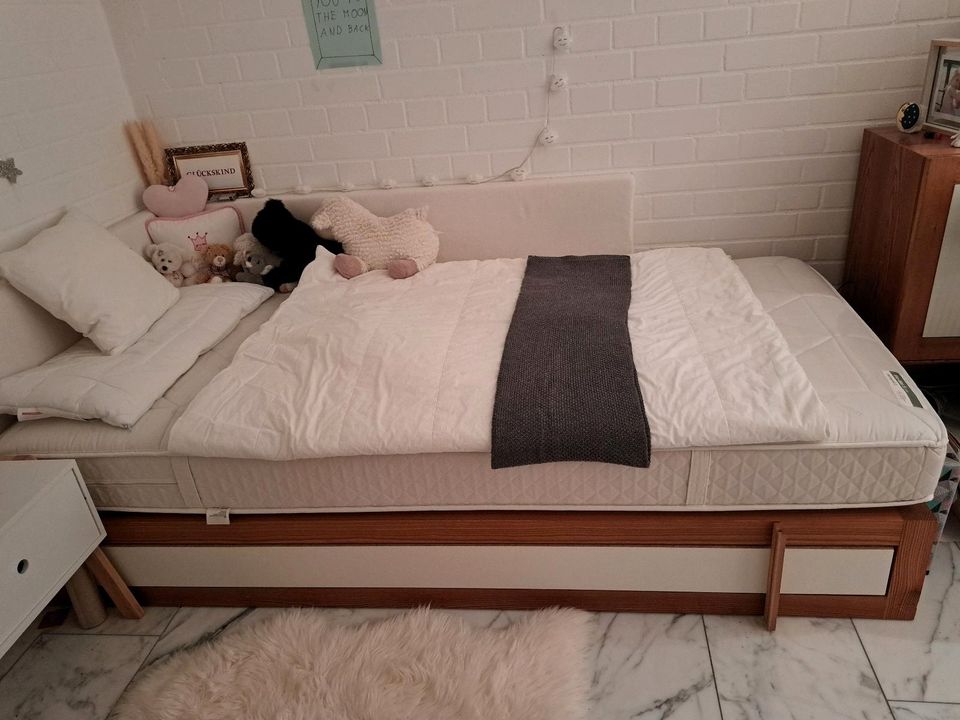 Bett 100x200 cm aus Massivholz mit Bettkasten in Filderstadt