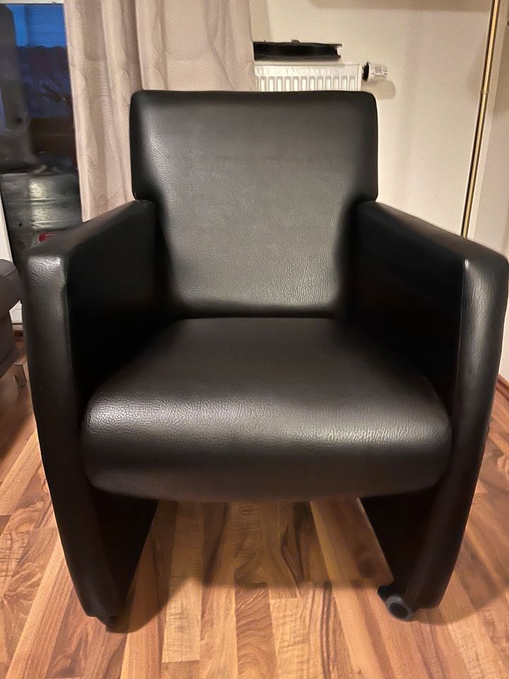 Sessel aus schwarzem Kunstleder in Steinheim