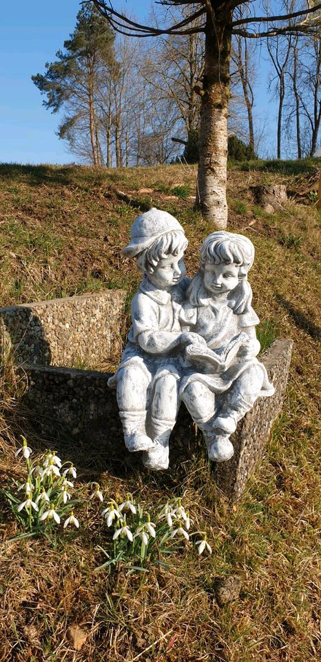 Gartenfiguren/ Dekofiguren/ Jung und Mädchen sitzend in Eberhardzell
