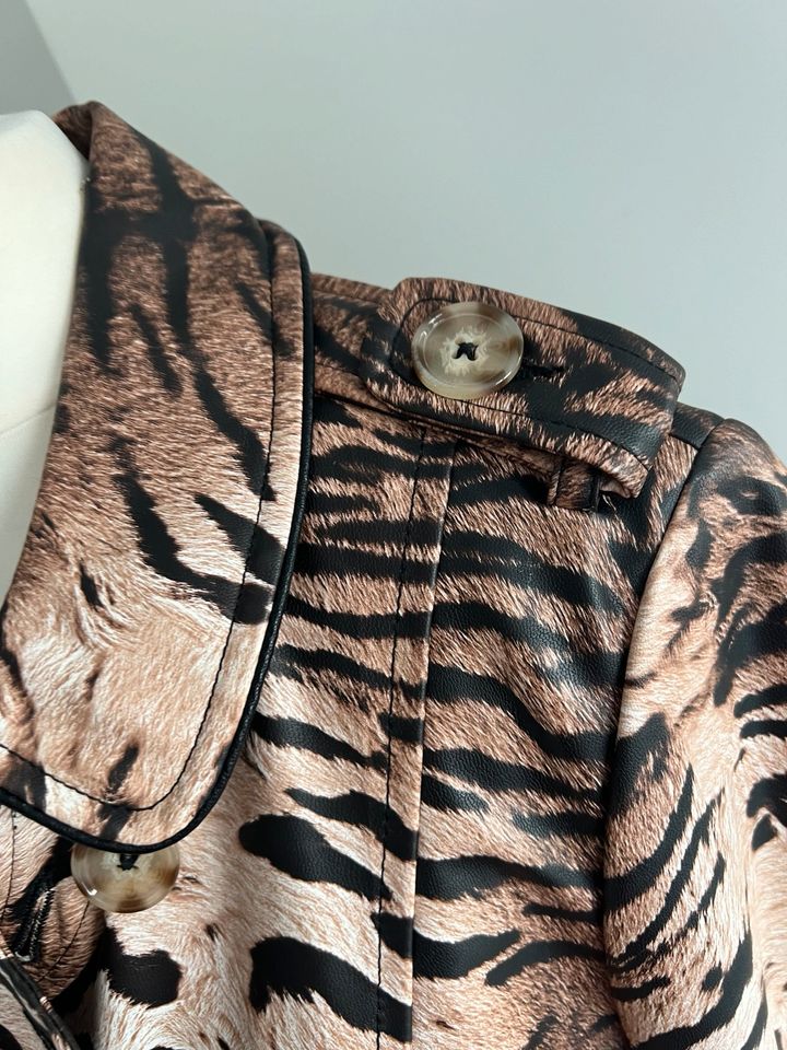 Neu Mantel mit Tiger Print aus Italien in Villingen-Schwenningen