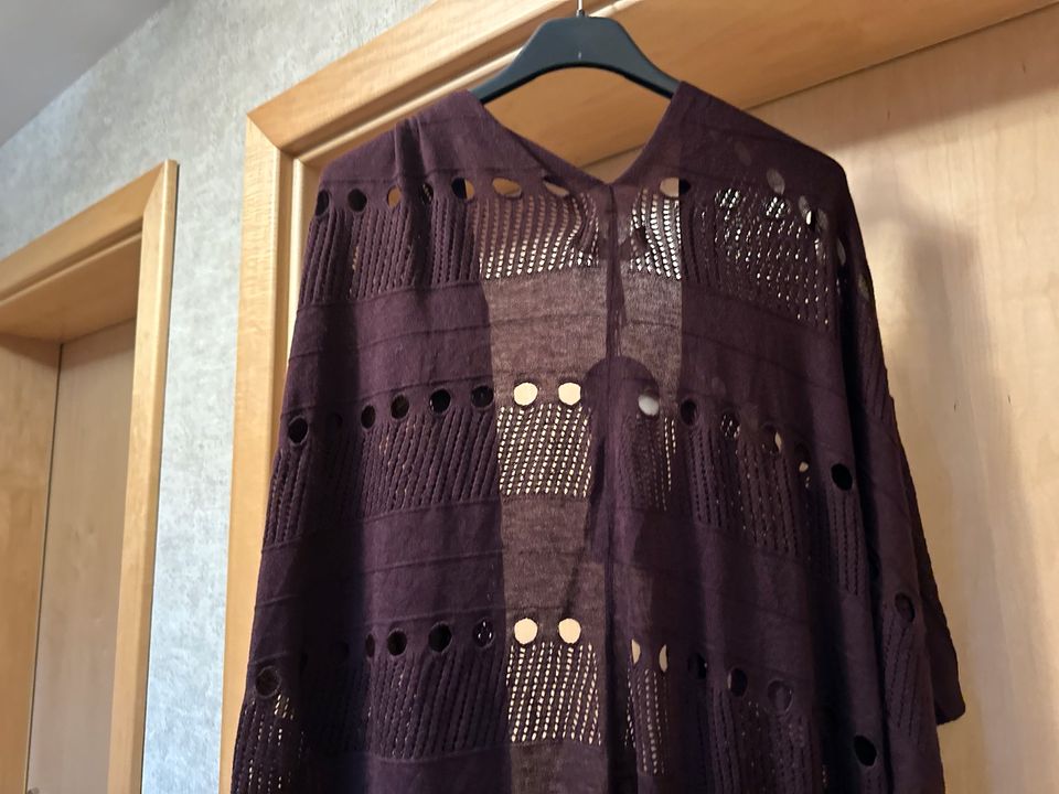 Cartoon Strickjacke Poncho Aubergine OneSize Neu mit Etikett in Minden