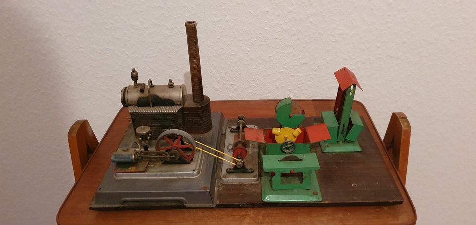 Dampfmaschine (Modell) Wilesco auf Modellplatte in Kirchhundem