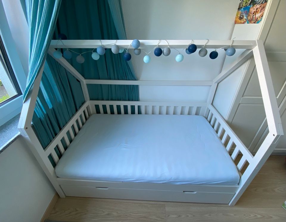Hausbett Kinder weiß *90x160 cm* + Rost/Matratze/Rausfallschutz in Baunatal