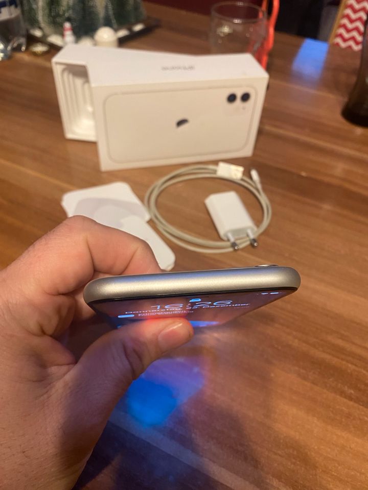 iPhone 11  weiß in Drei Gleichen