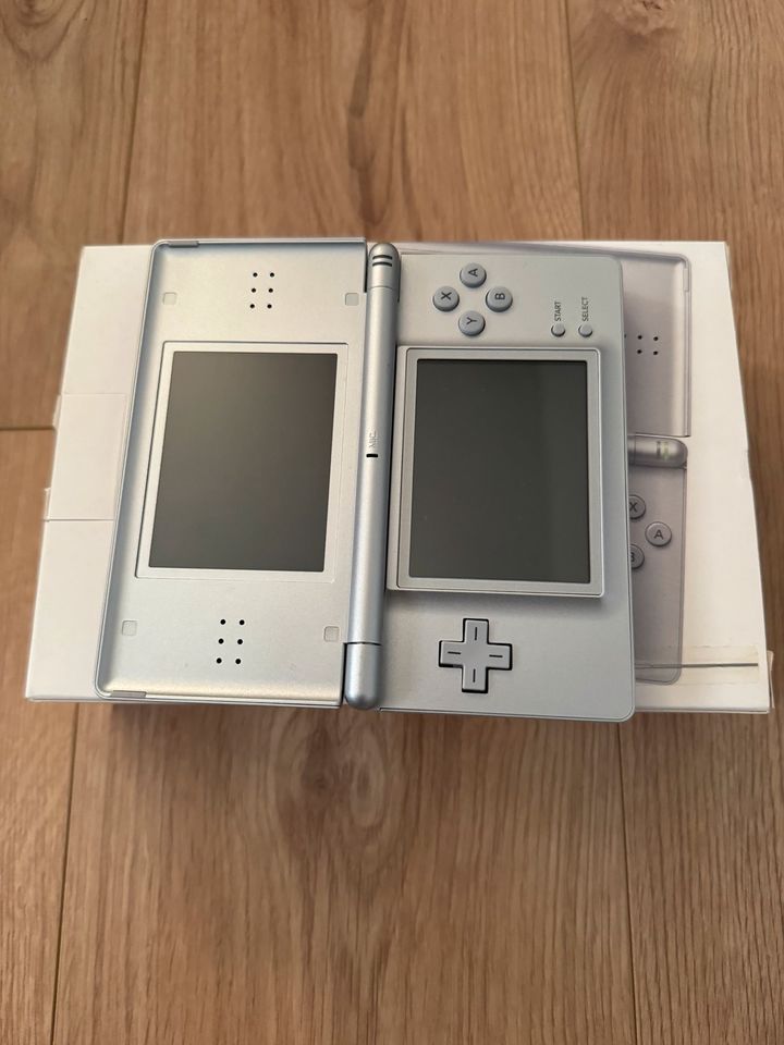 Nintendo DS Lite Silber inkl. OVP und einem Spiel in Niederfischbach