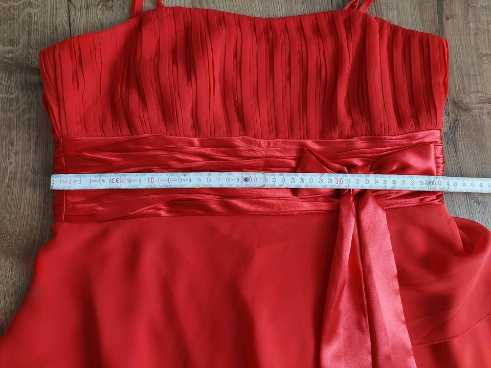 Festliches Kleid rot Tüll mit Seidenschleife, L in Penzberg