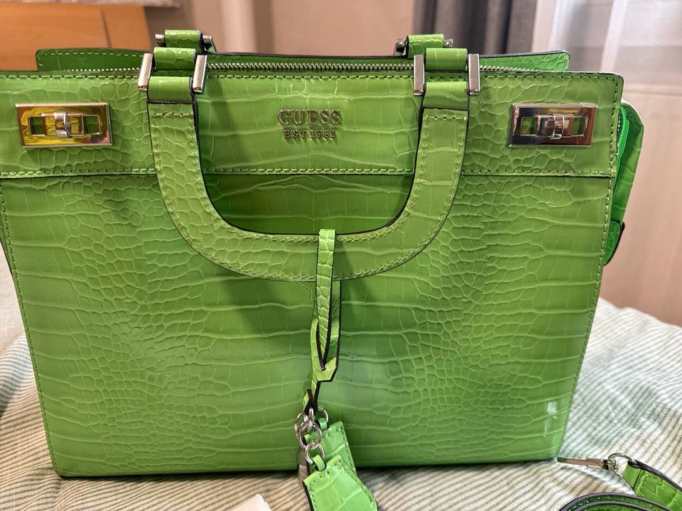 GUESS Handtasche CROC PRINT MAXI HANDBAG in Burbach