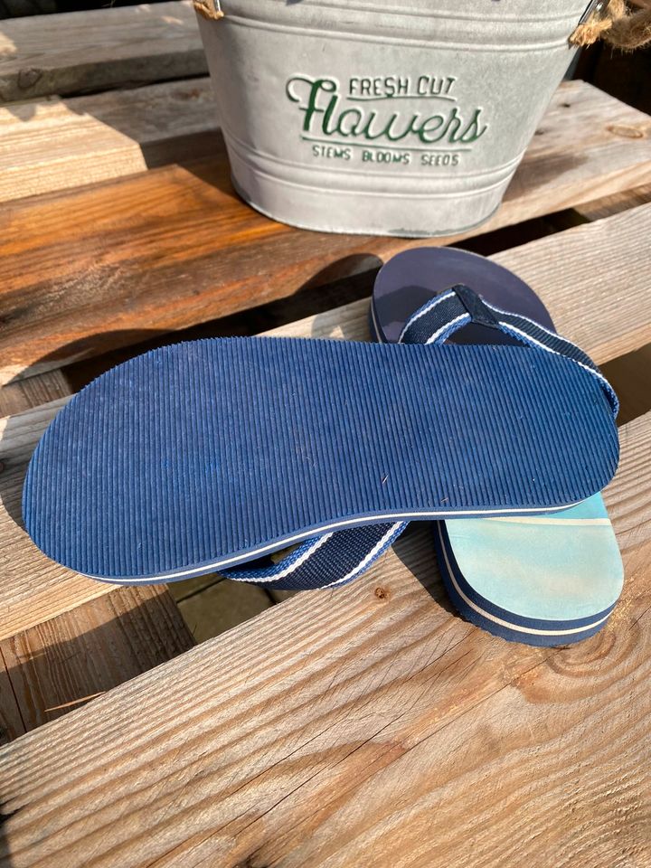 Blau gestreifte Flip-Flops (Gr. 32) in Burgdorf