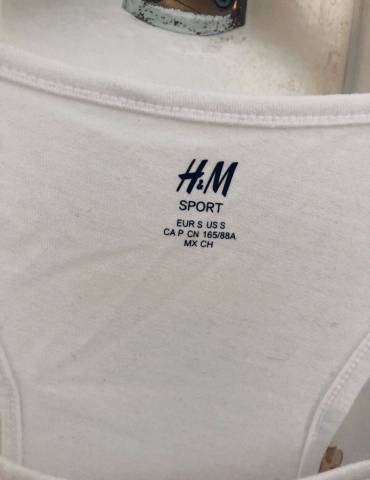 H&M weißes Sportoberteil in Berlin