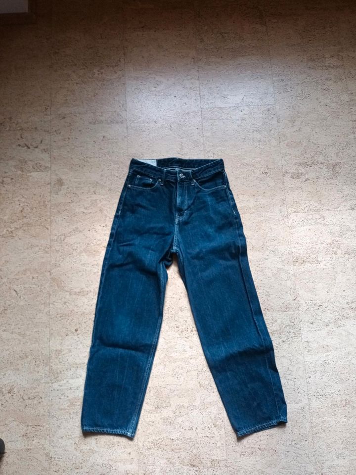 Jeans dunkelblau H&M LOOSE FIT Größe 28/32 in Kaisersesch