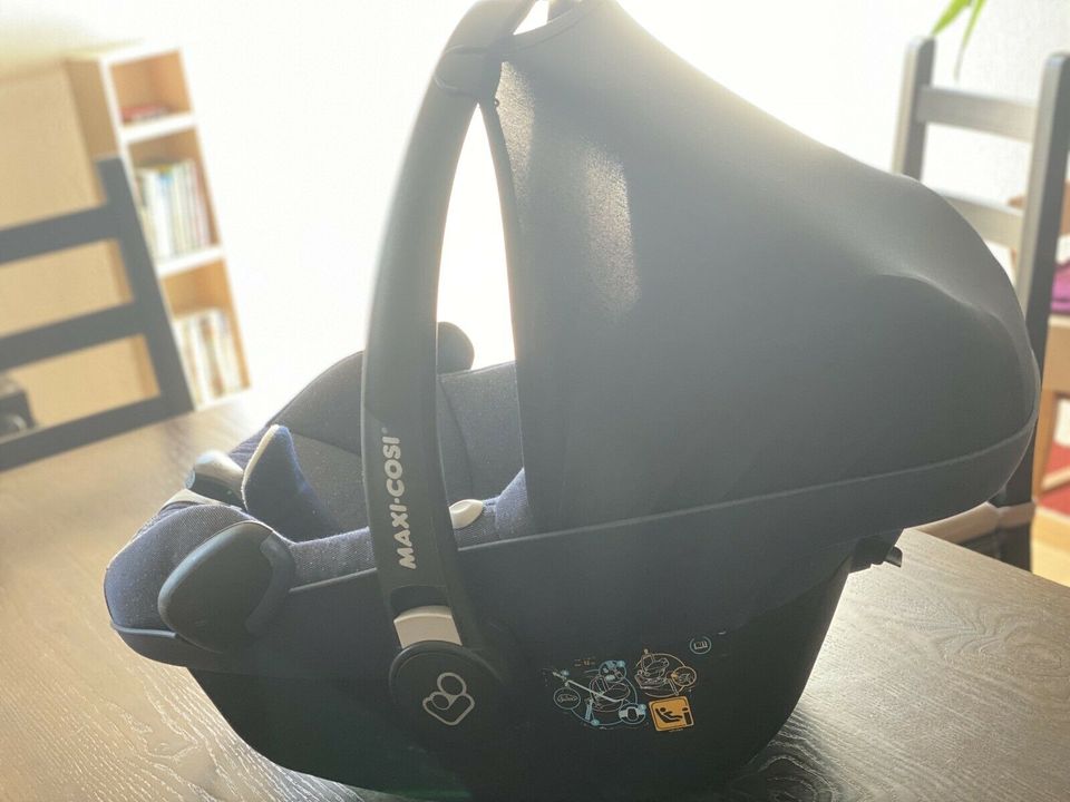 Pebble Plus Maxi Cosi sparkling blue Babyschale Isofix in Dresden