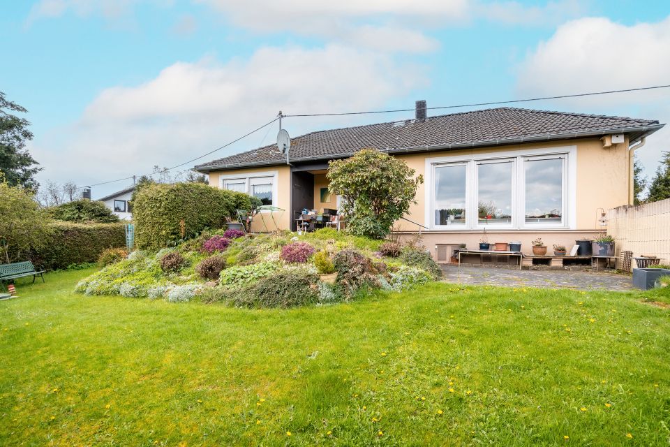 Freistehender Bungalow mit 2 Garagen, Garten & Terrasse in Kelberg-Köttelbach in Kelberg