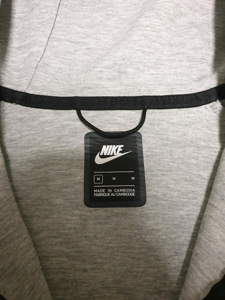 Nike Tech Fleece Jacke Damen in Frankfurt am Main