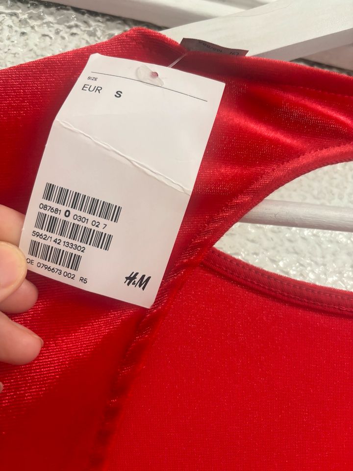 Rotes Kleid mit Etikett H&M in Berlin