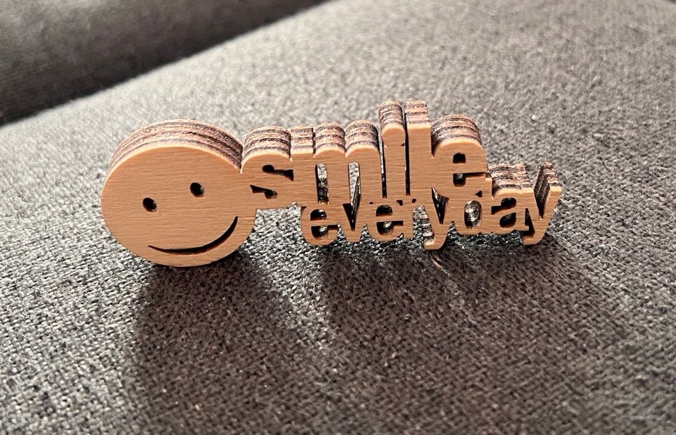 "smile everyday" Holzschriftzug Holz Smiley in Berlin