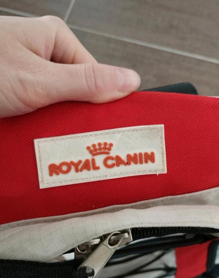 Rucksack von Royal Canin in Berge