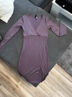 Enges lilafarbenes Kleid Sachsen-Anhalt - Genthin Vorschau
