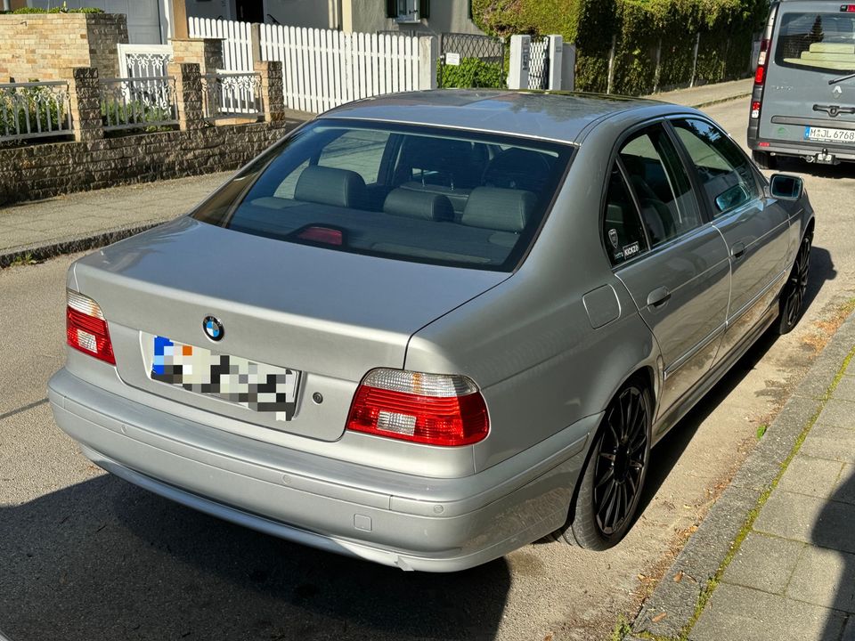 BMW E39 530i 148‘ km, BJ 2001, Facelift, sehr gepflegt in München