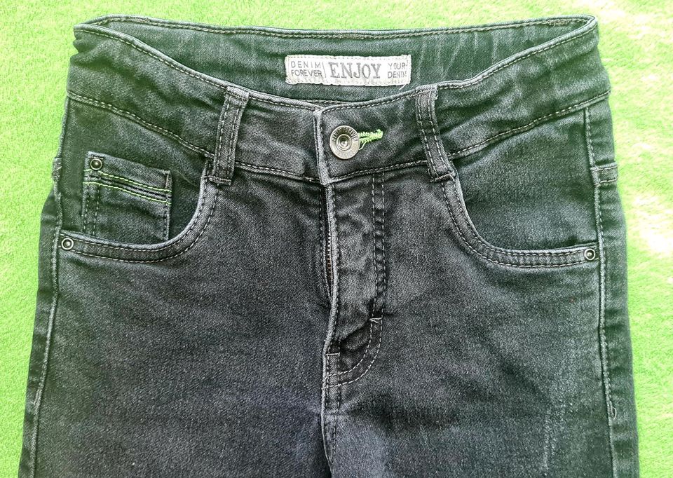 KINDER JEANS HOSE BLACK 128 in Gardelegen  