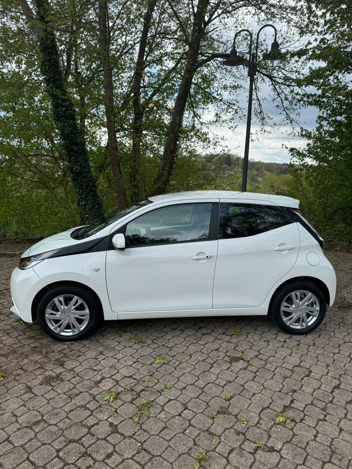 Aygo xPlay touch Automatic Top Zustand 1. Hand in Clausen Kreis Pirmasens