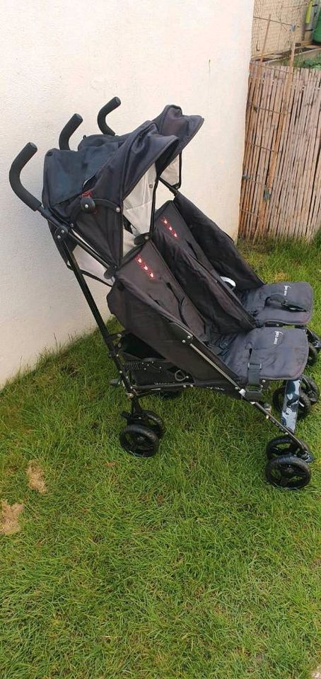 Zwillingsbuggy/Geschwisterbuggy mit Regenschutz in Worms