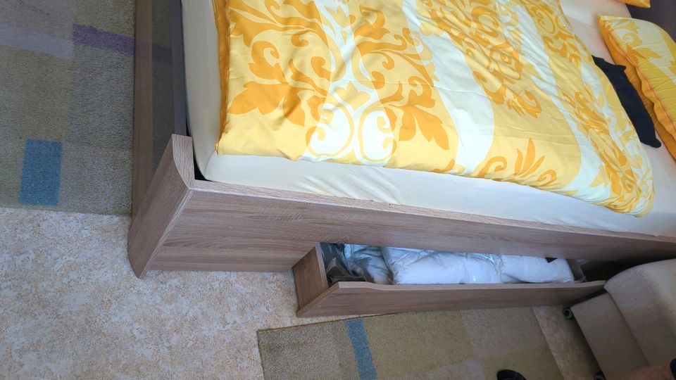 Bett mit Lattenrost ohne Matratzen 180x200- aus Berlin abzuholen in Beeskow