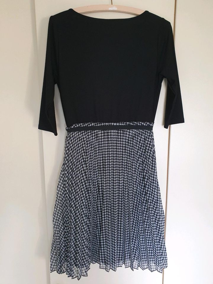 Kleid mit Plisseerock Größe 36/38 NEU in Zehdenick