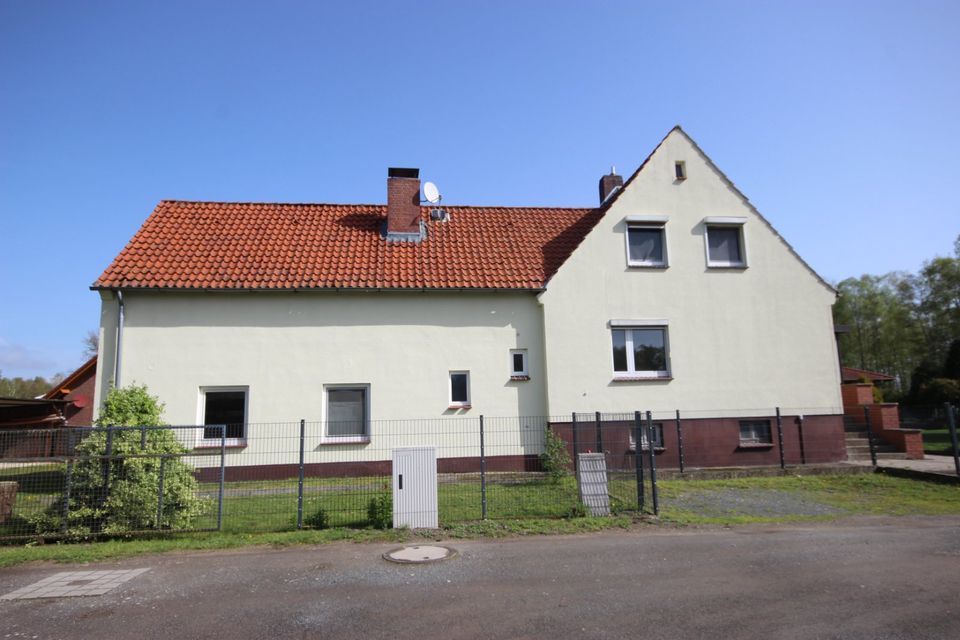 Großes Wohnhaus mit Keller und Nebengebäuden in Randlage in Sassenburg