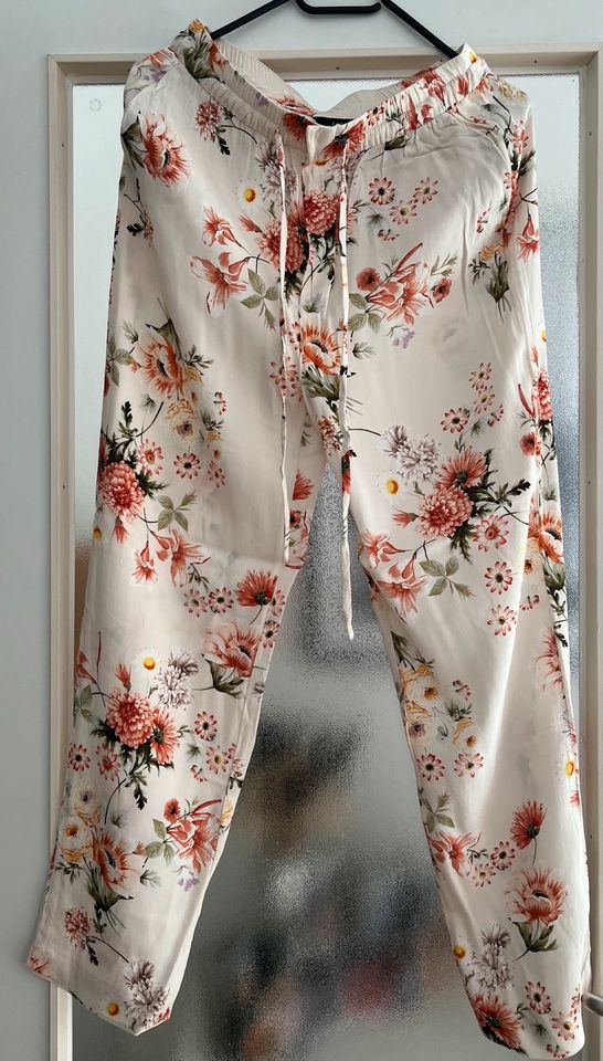 Zara Hose weiß mit print Gr.M neu in München