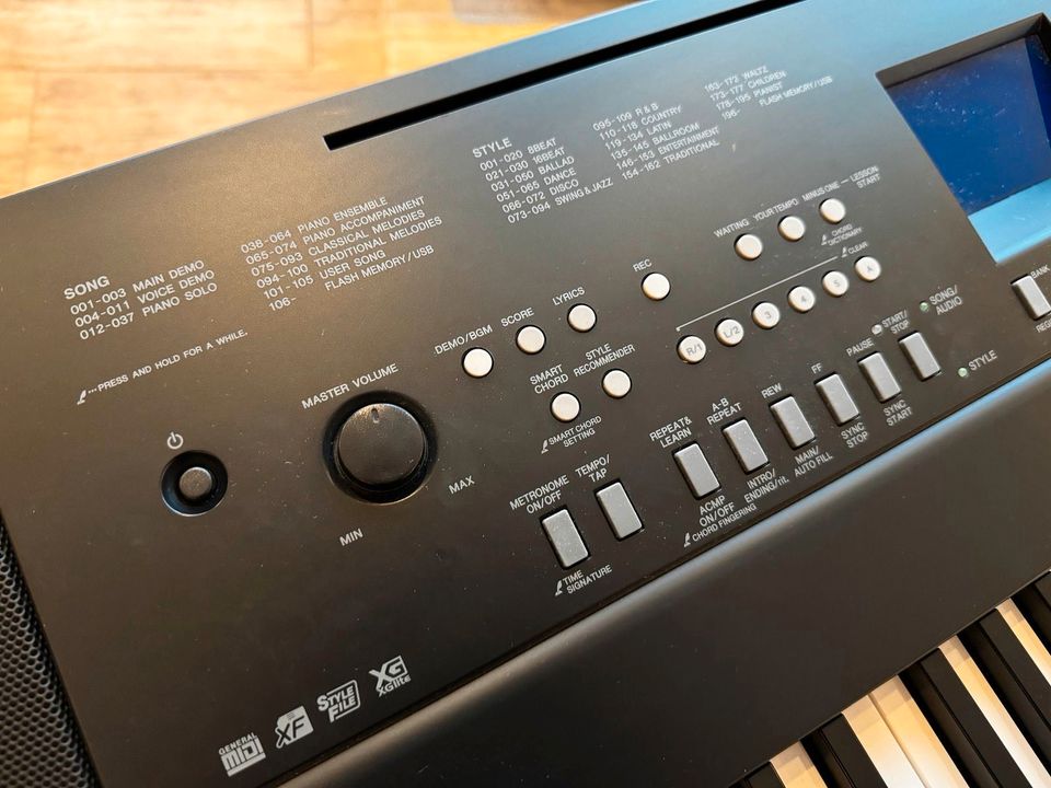 Piano Klavier Yamaha DGX-650b inkl. Pedale, Hocker neuwertig in Kiel