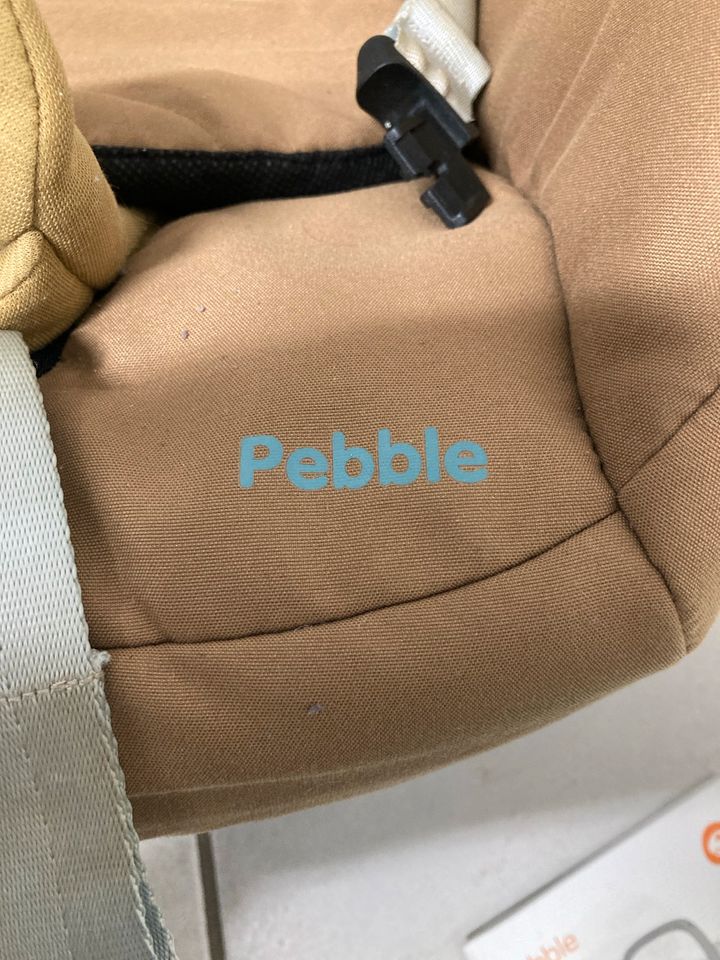 Maxi Cosi Pebble Babyschale + Family Fix Isofix Station in Egling